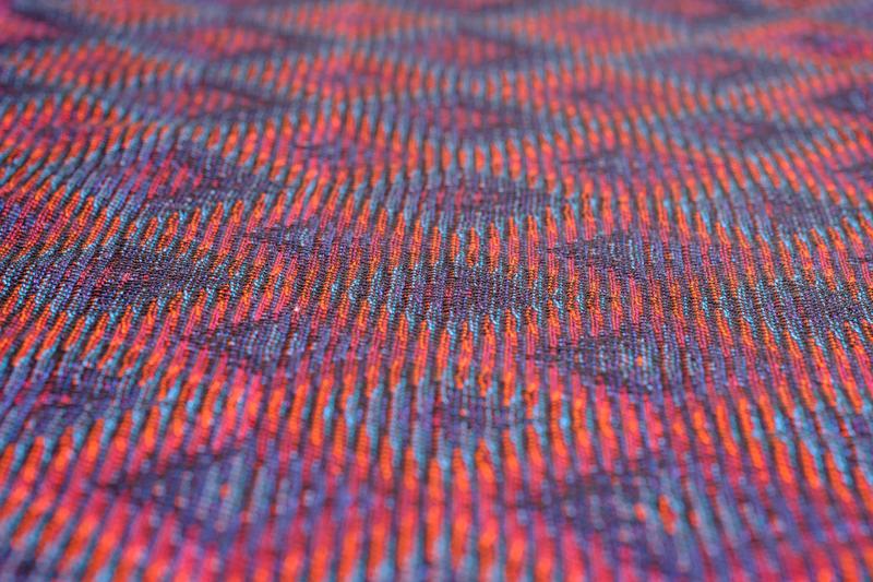 Advancing diamond pattern woven using the echo-8 technique.