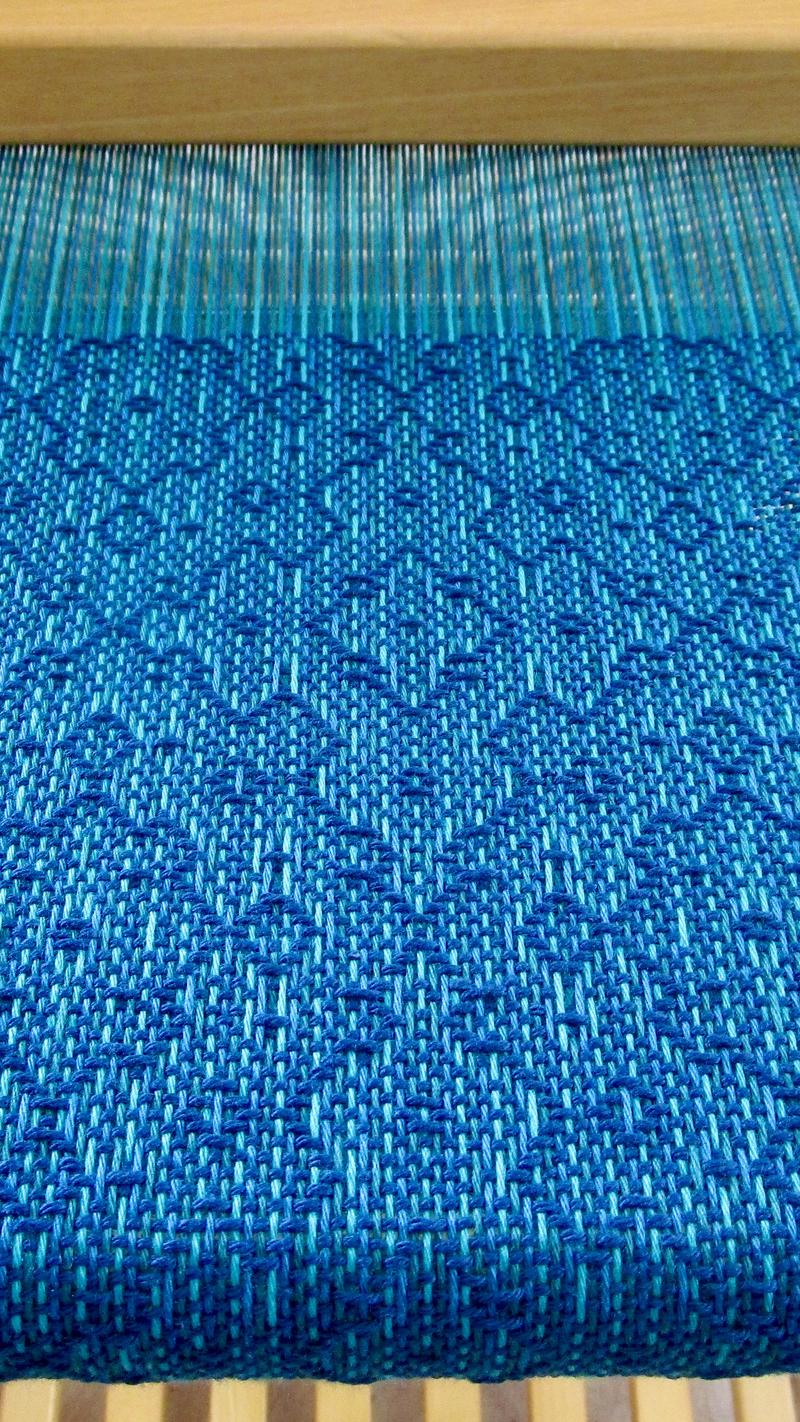 Shawl on the loom at a straight angle