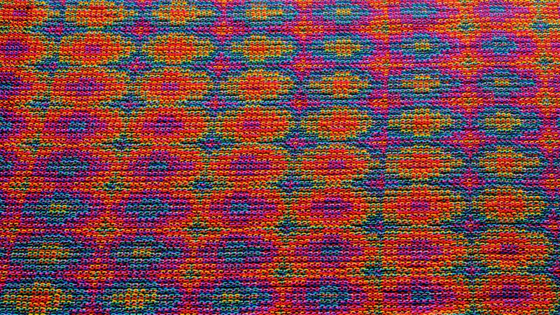 One pattern repeat of a shawl in rainbow colors using the echo-4 technique with 8 advancing circles