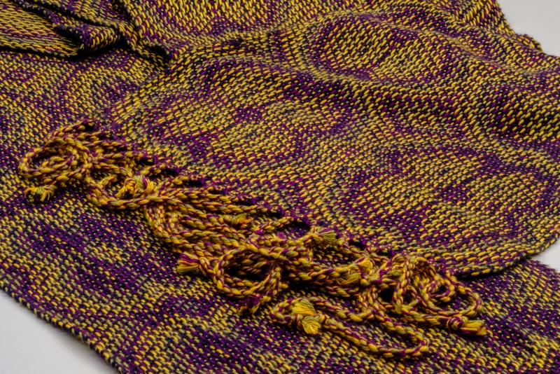 Close-up of both sides of the flower pattern in corris effect